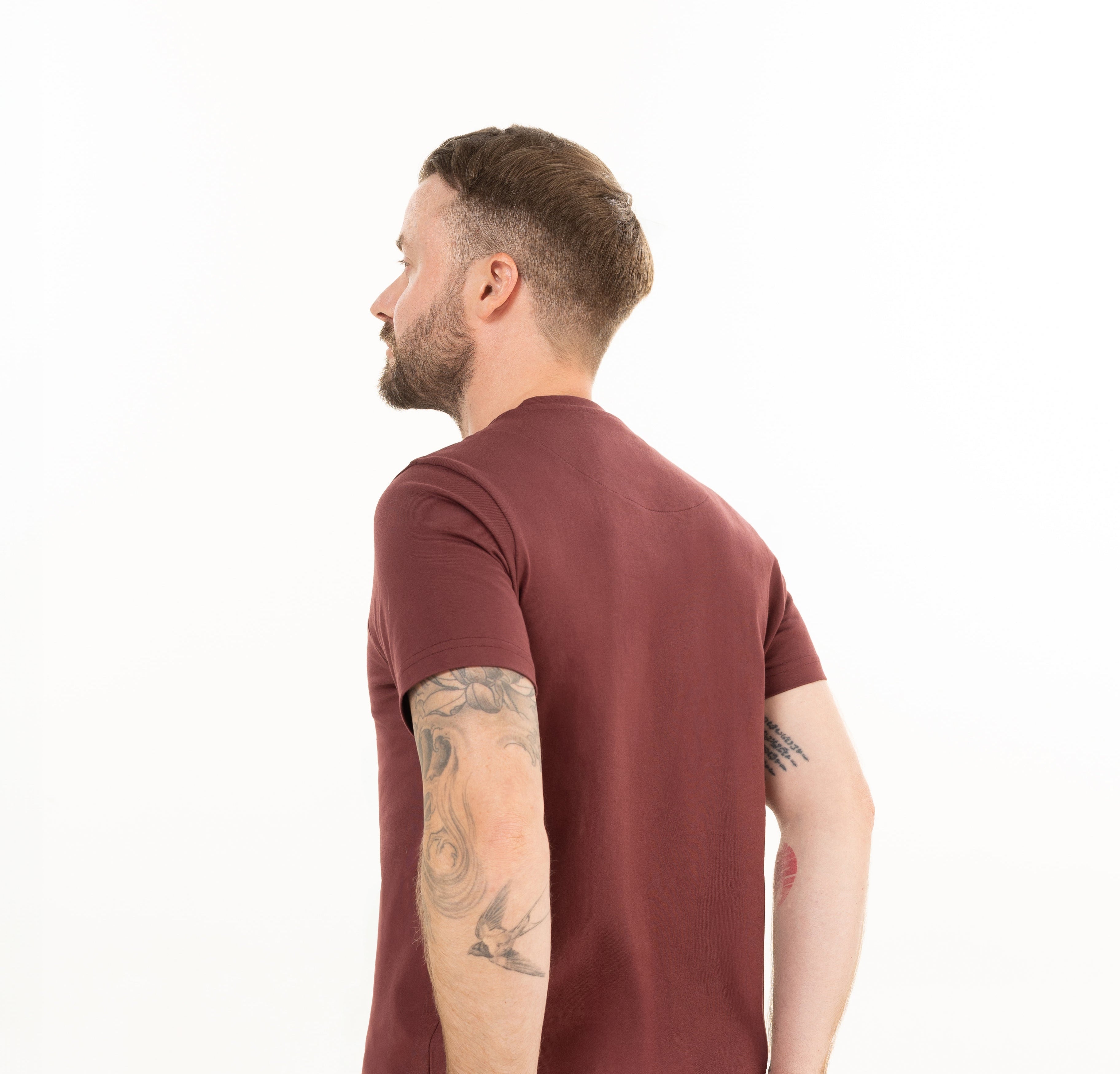 Bordeauxrotes Kurzarm-T-Shirt