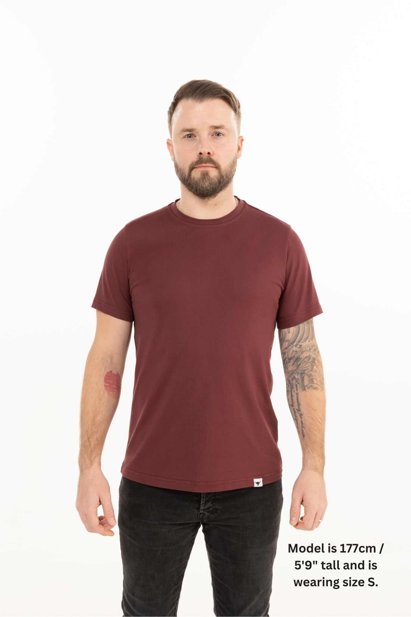 Bordeauxrotes Kurzarm-T-Shirt